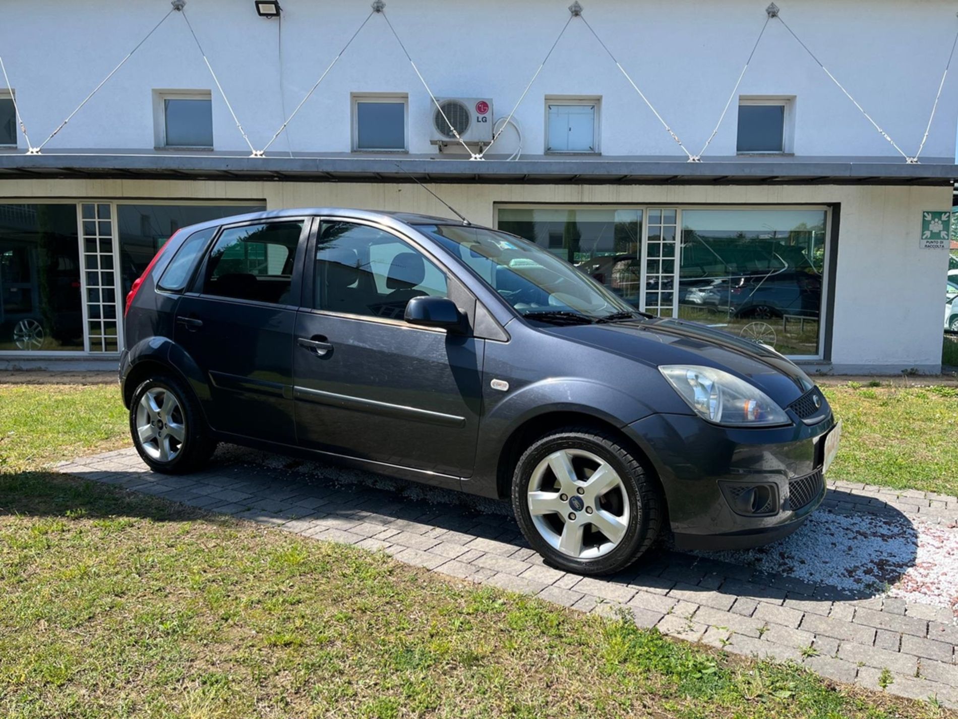 Titanium 5p 1.2 75cv -RISERVATA A COMMERCIANTI D’AUTO - Gallotti Auto